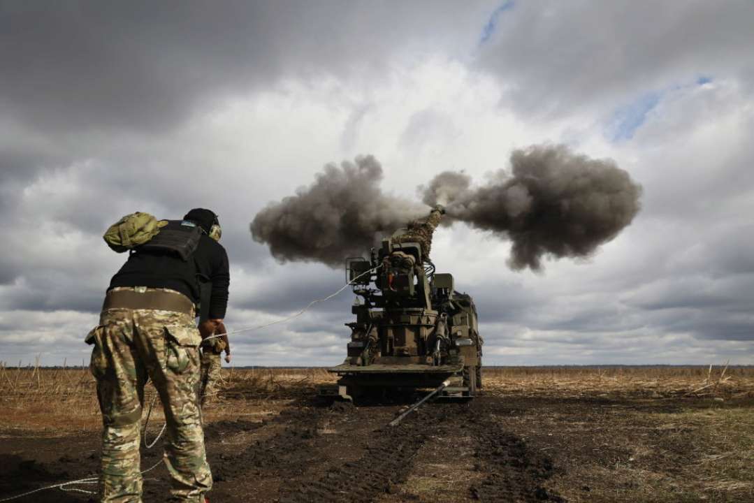 Евросоюз передает Украине снаряды медленнее, чем КНДР россии/Фото: Global Images Ukraine/Getty Images Украинский артиллерист у пушки