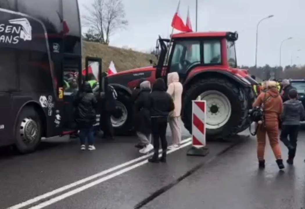 Польские протестующие остановили пассажирский автобус/Фото: Миновосстановления Польские протестующие остановили пассажирский автобус/Фото: Миновосстановления