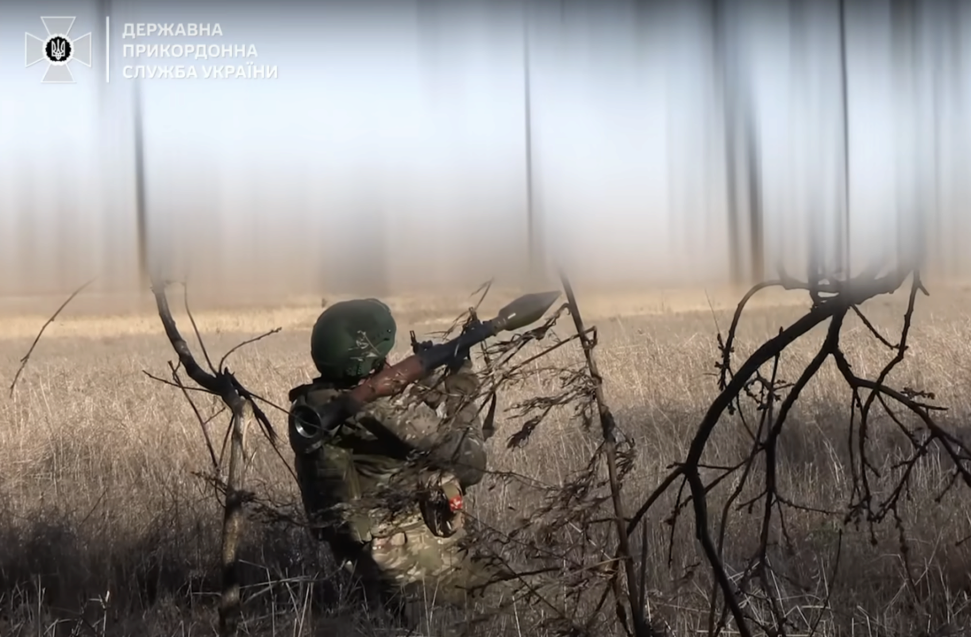 Прикордонники з бригади "Помста" б’ють по ворогу на Луганщині/Фото: скрін відео "Машина смерті": чим відбивають прикордонники російські атаки на Сватівському напрямку