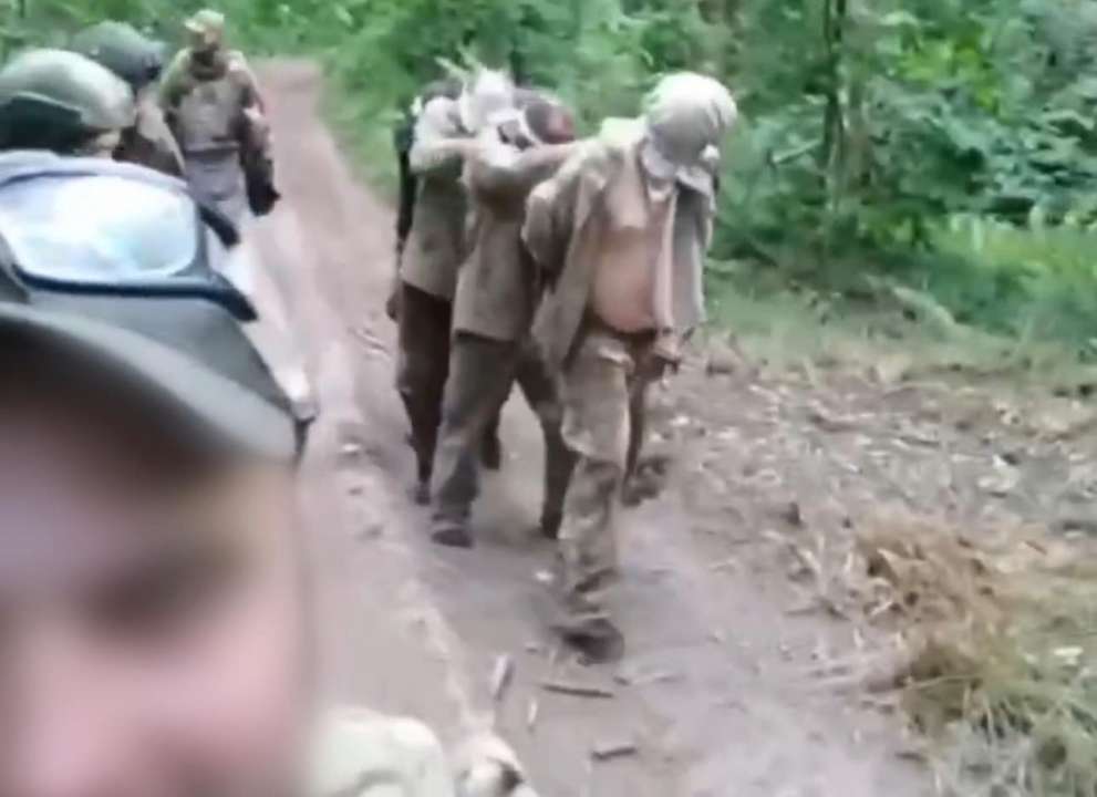 На відео зі знущанням з військовополонених мінімум два воєнних злочини — Юрій Бєлоусов/Фото: кадр з відео окупантів