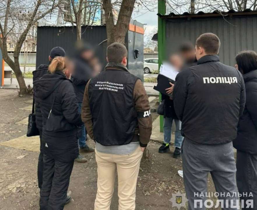 Працівники поліції з підозрюваною