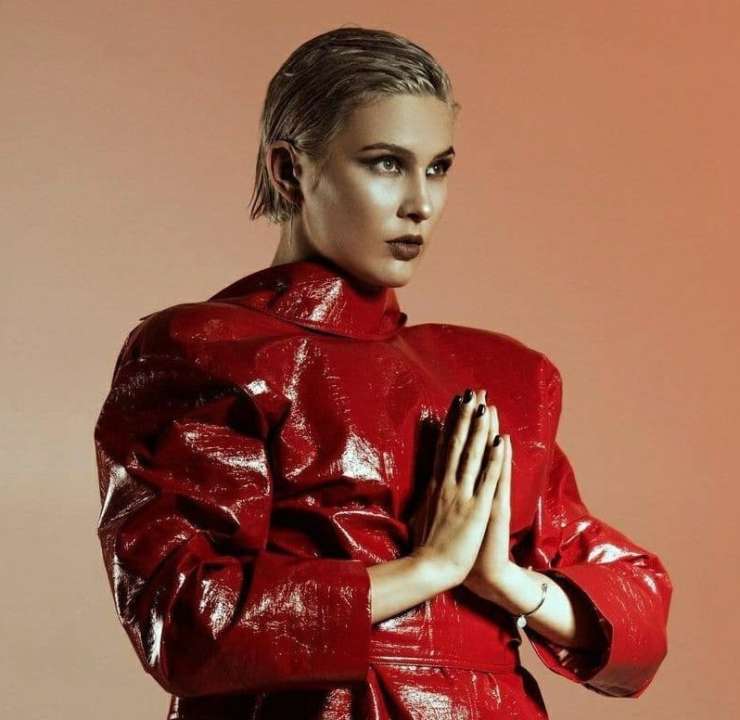 Певица MARUV в латексном боди показала формы на камеру