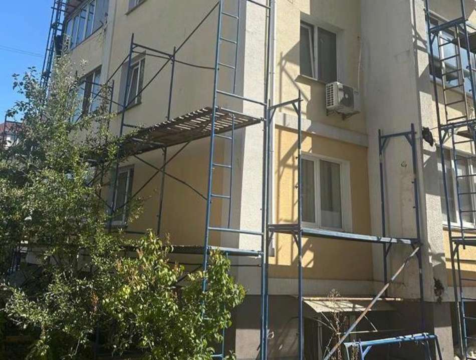 Власти показали, как в Ирпене восстанавливают разрушенный оккупантами жилой дом / Фото: t.me/kyivoda