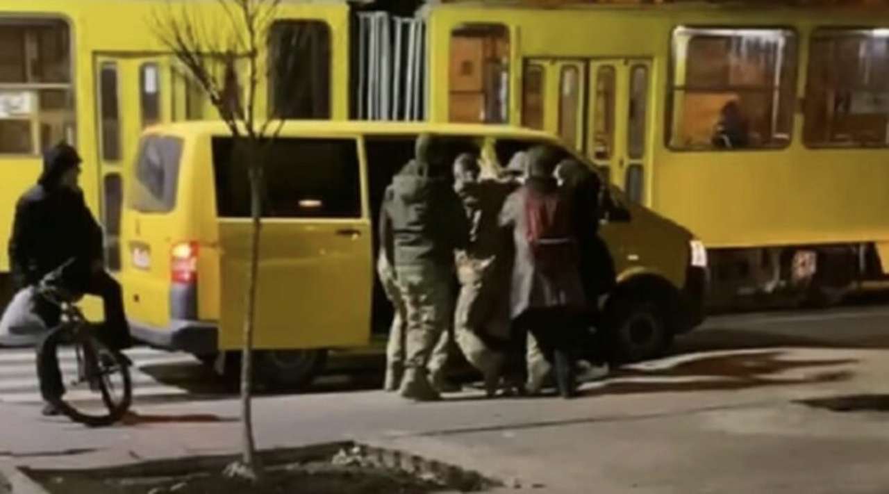 Львівський ТЦК притягне до відповідальності співробітників, які заштовхали чоловіка в авто