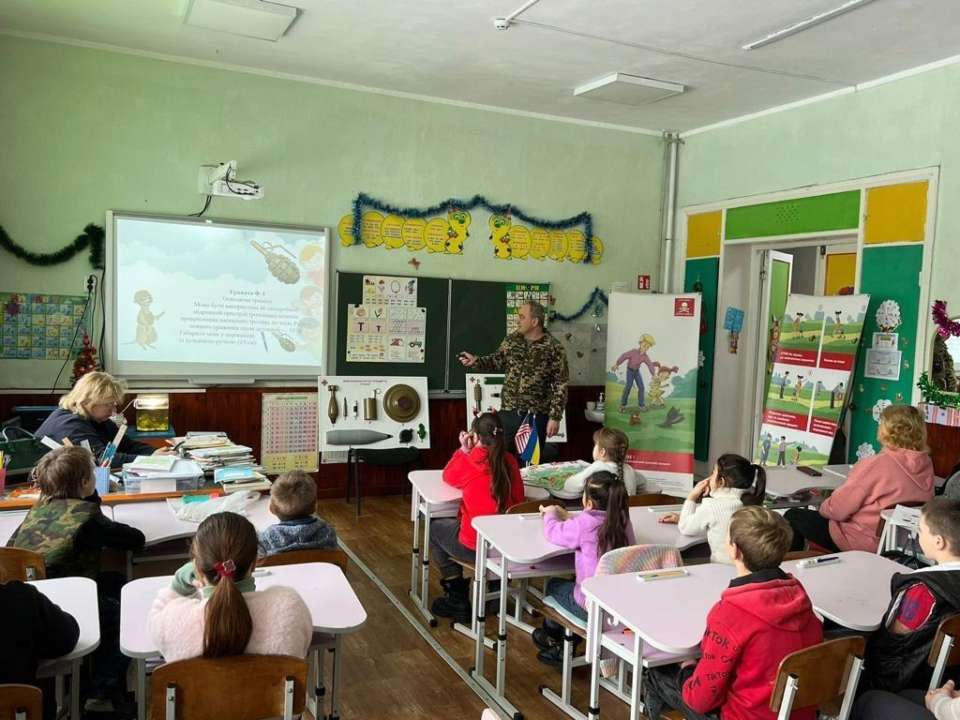 Фото с ТГ-канала Генеральний штаб ЗСУ Ученики и педагоги Киевской области прошли практику по минной безопасности