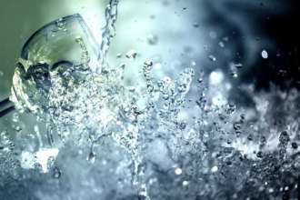 Фото: Pixabay/Автор - cocoparisienne Стакан з водою