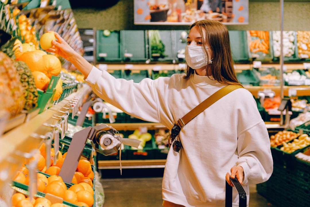 Женщина в супермаркете