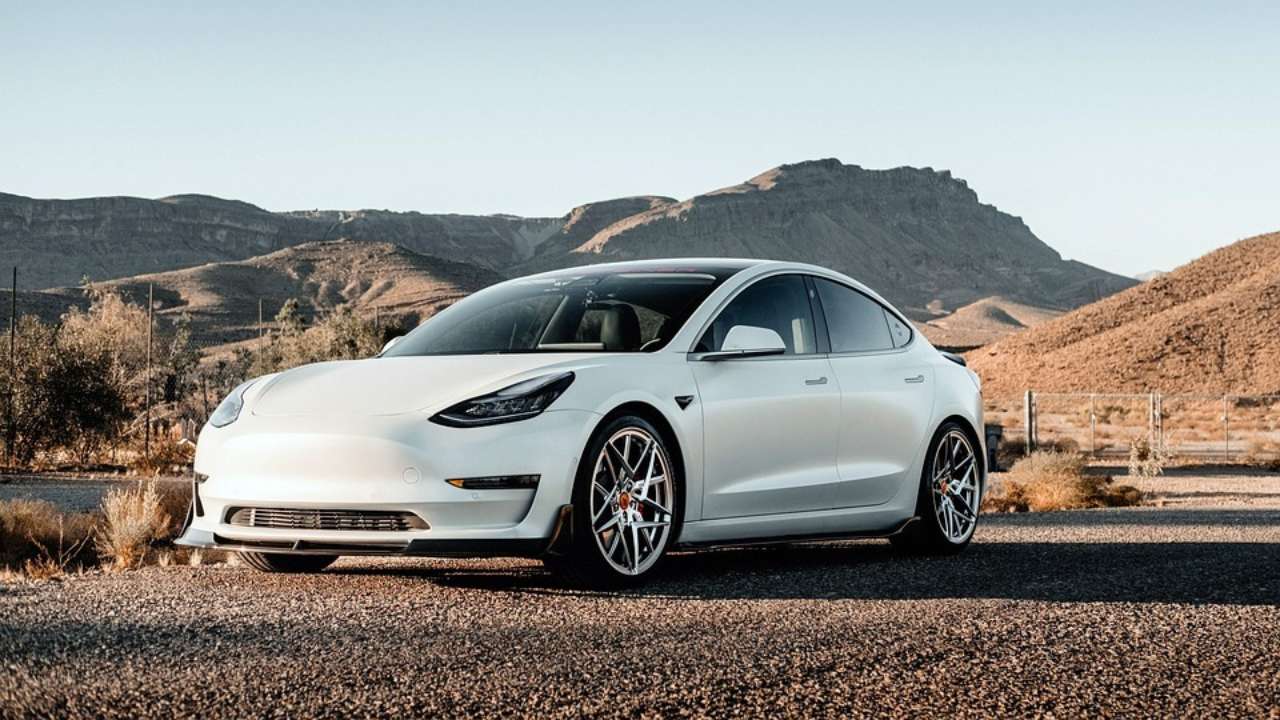 У штаті Каліфорнія заборонять рекламу автівок Tesla