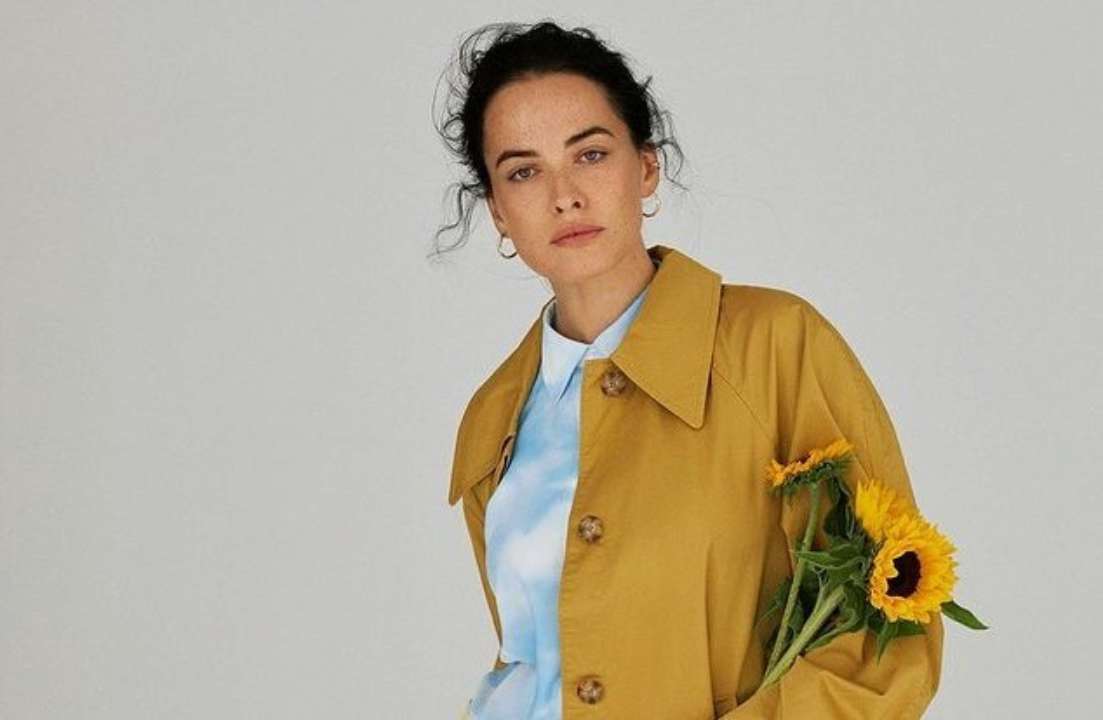 На могилі дідуся Даші Астаф'євої крадії спиляли ялинку/Фото: da_astafieva/instagram "Новий рівень дна": вандали зіпсували могилу дідуся Даші Астаф'євої