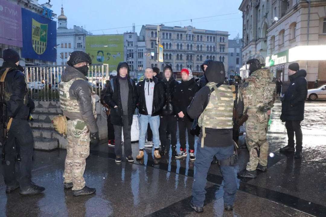 Полиция задержала "редановцев" / Фото: Сергей Болвинов ЧВК Редан: в Харькове удалось предотвратить массовую драку