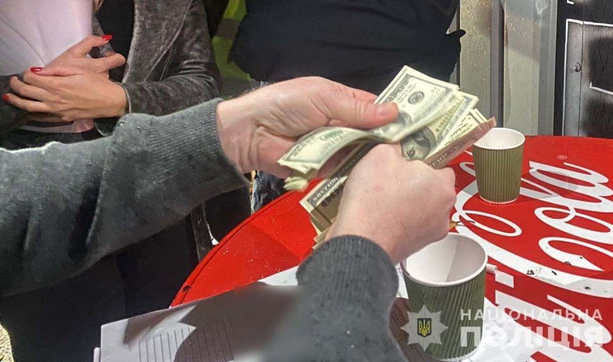 Хабар за безперешкодне перевезення через кордон 40 тис доларів США незадекларованих коштів – викрито посадовця Державної митної служби України/Фото: Генпрокуратура