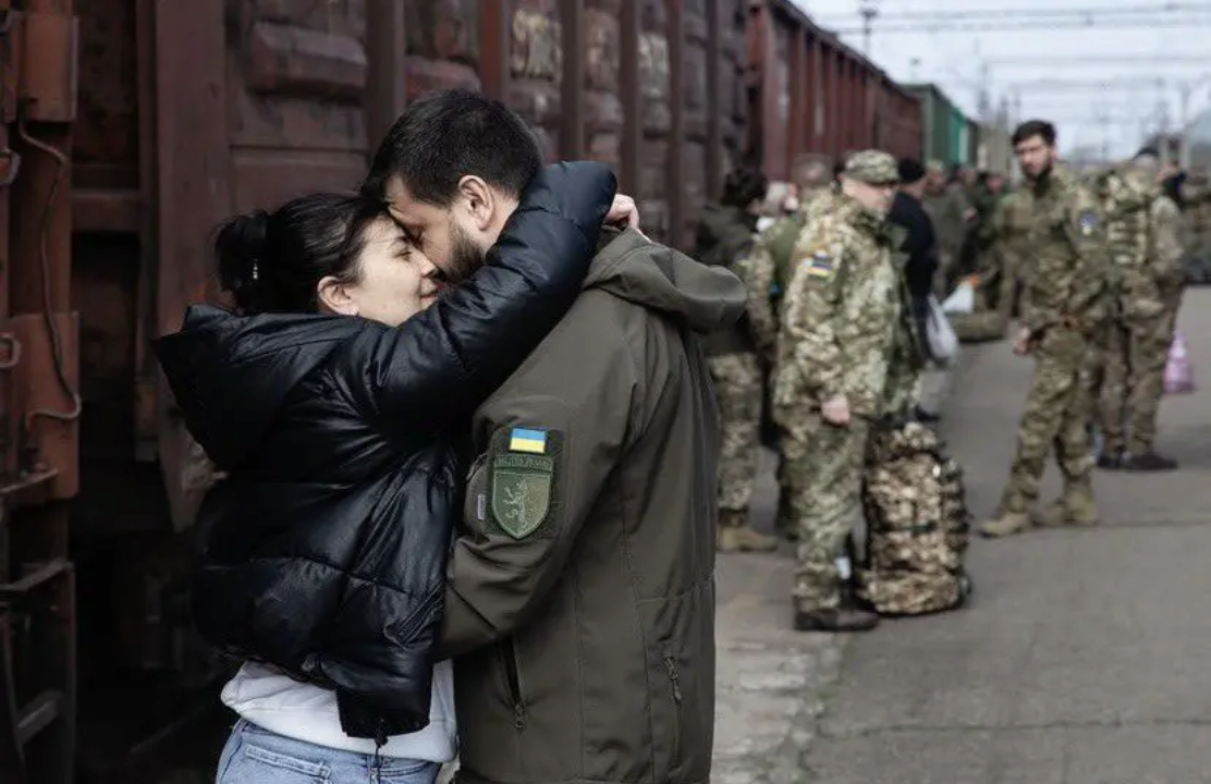 Як підтримати себе, якщо близька людина на фронті — поради від МОЗ