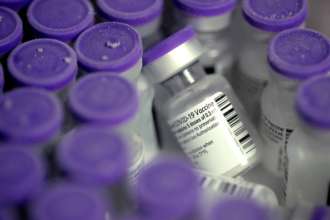 Pfizer, Moderna или Johnson: какая вакцина более эффективна/Фото: Scott Olson/Getty Images Американские ученые оценили эффективность вакцин Pfizer, Moderna и Johnson: результаты исследования