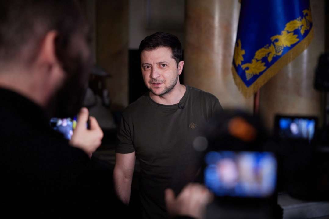 Зеленський розповів, що може завершити війну/Фото: Офіс президента Володимир Зеленський під час зустрічі з іноземними журналістами
