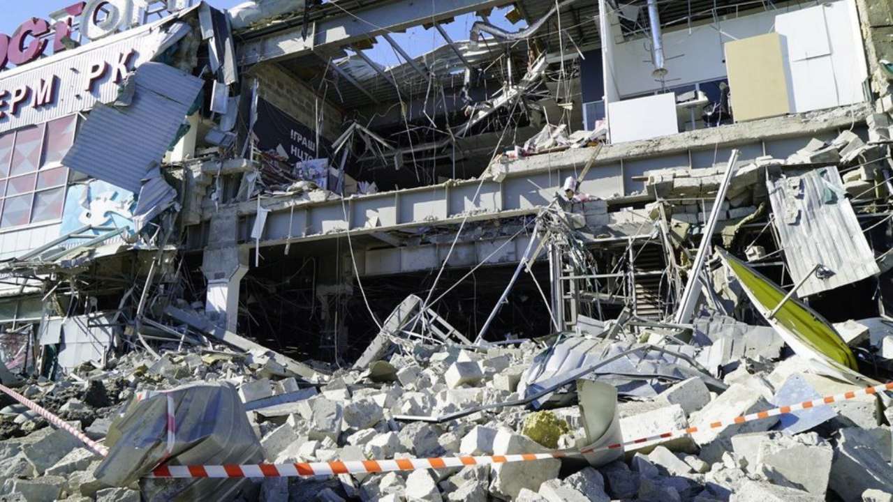 Окупанти вдарили по супермаркету у Харкові/Фото: Суспільне