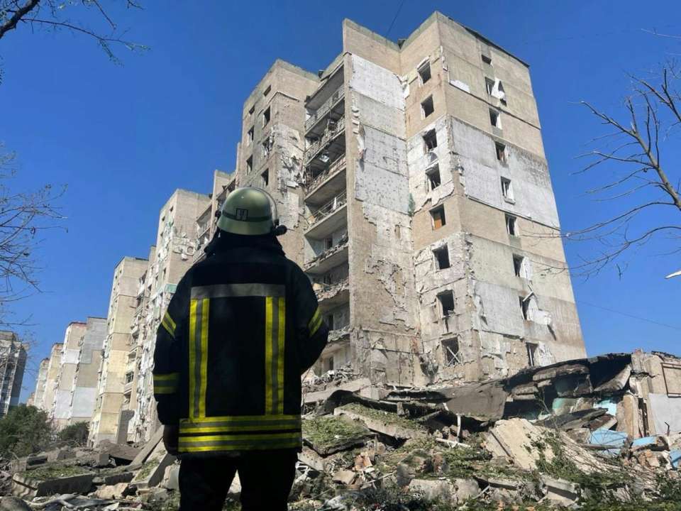 В Одесской области возросло количество жертв в результате вражеского ракетного удара/Фото: ГСЧС Спасатель на месте попадания российской ракеты