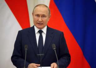 Российский диктатор отдал приказ отдохнуть своим войскам, которые захватывали Луганскую область/Фото: Getty Images Путин приказал предоставить отдых оккупантам, захватывавшим Луганскую область