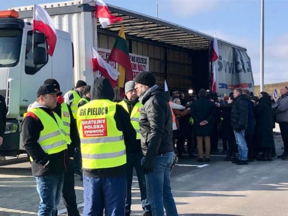 Польські фермери розпочали протест на кордоні з Литвою/Фото: Воєводська поліція в Білостоку Польські фермери розпочали протест на кордоні з Литвою