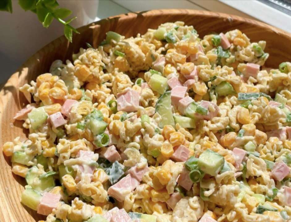 Простий рецепт салату з мівіною та ковбасою / Фото: instagram/vistovska_cooking Простий рецепт салату з мівіною та ковбасою / Фото: instagram/vistovska_cooking