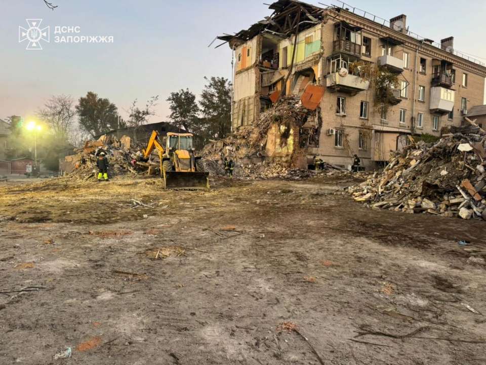 До 10 осіб зросла кількість загиблих внаслідок авіаудару рф по Запоріжжю/Фото: ДСНС