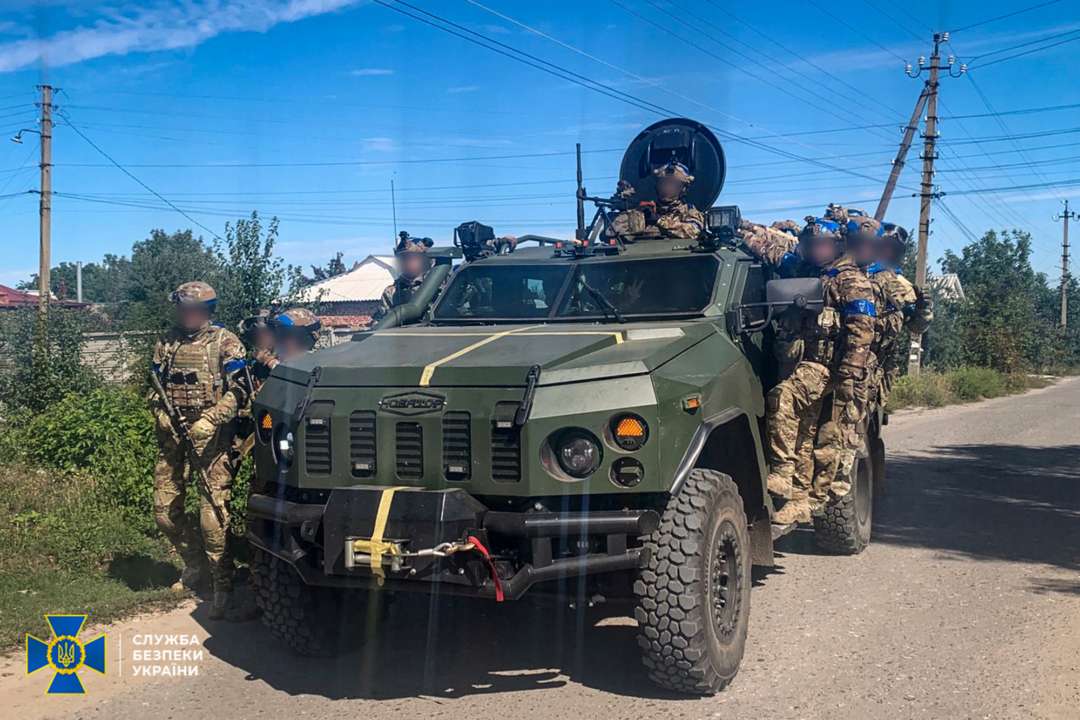 Тоны боеприпасов: СБУ показала, что россияне оставили на деоккупированных территориях/Фото: СБУ/Facebook Украинские военные на захваченном российском броневике