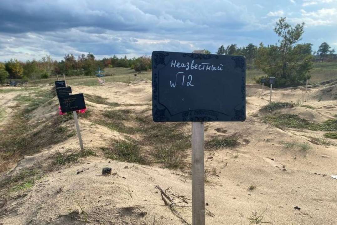 Рашисти залишили по собі в Лимані масове поховання/Фото: Громадське