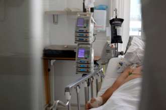 Пенсіонерка двічі відключала сусідку по палаті від ШВЛ, бо її дратував шум/Фото: Getty Images Пенсіонерка двічі відключала сусідку по палаті від ШВЛ, бо її дратував шум/Фото: Getty Images