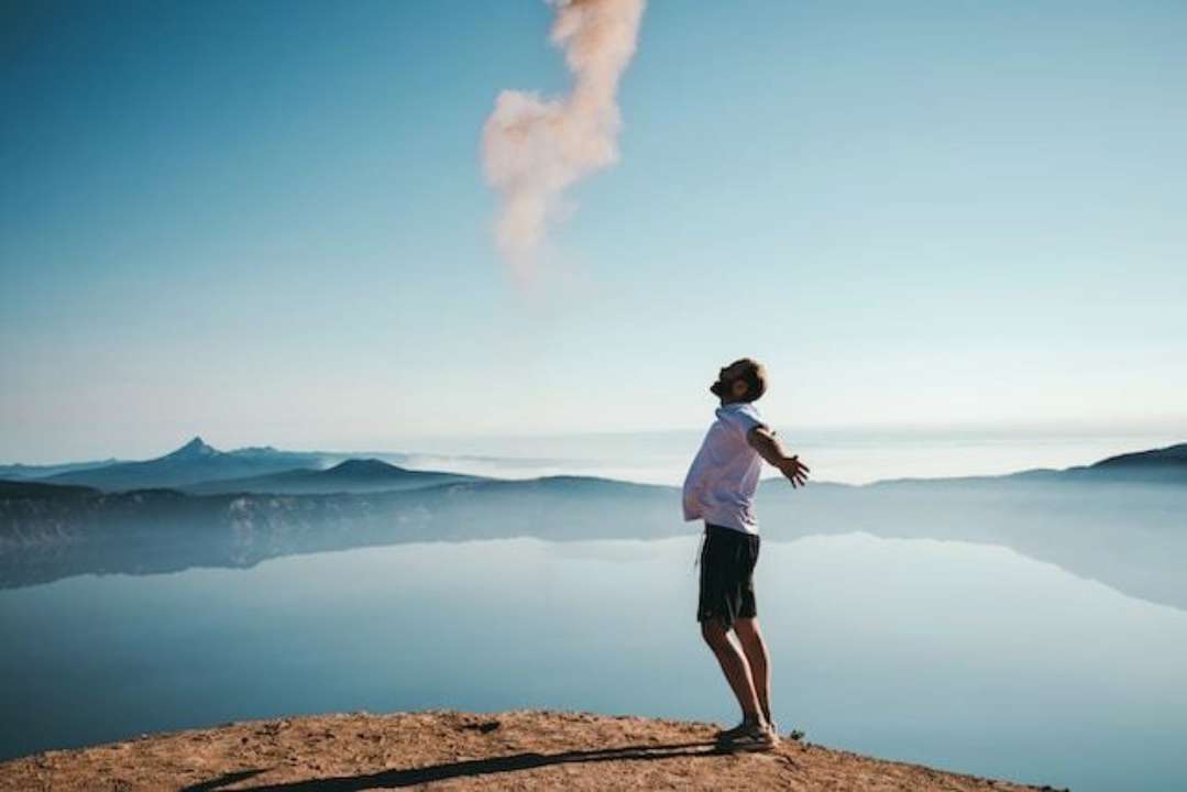 Кто празднует именины 21 июля/Фото: KAL VISUALS/Unsplash Мужчина в горах