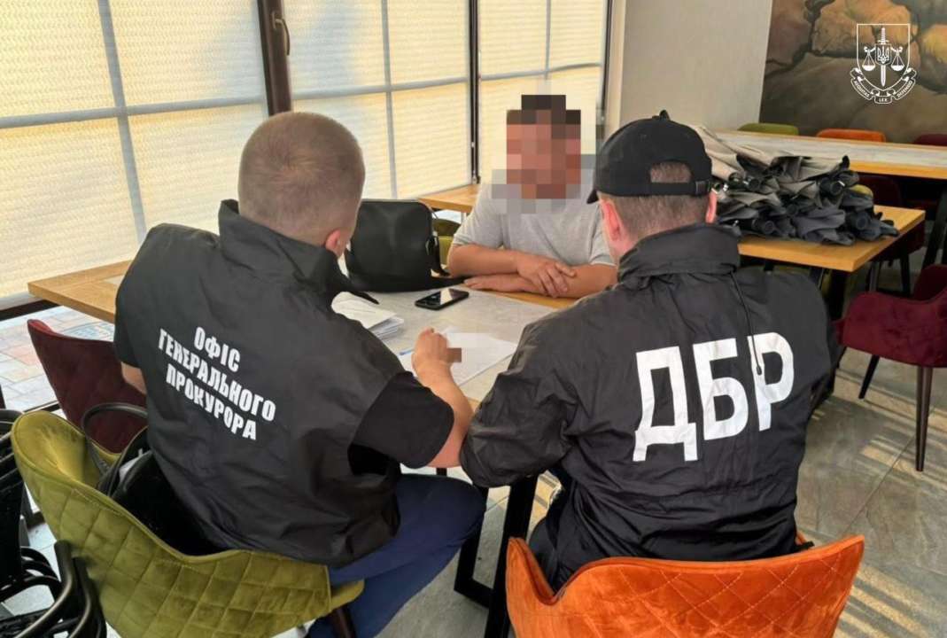 Препятствовал деятельности журналистов: чиновнику миграционной службы сообщили о подозрении