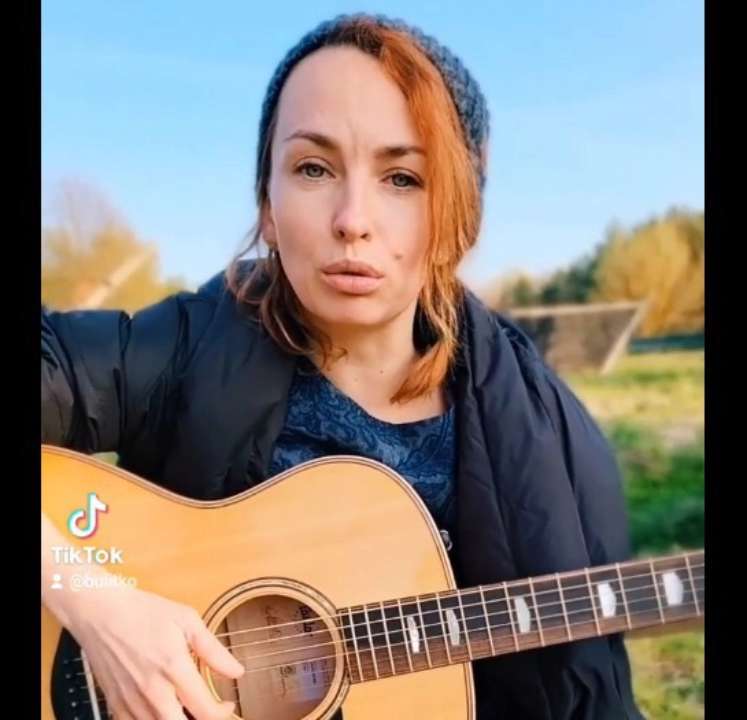 Вікторія Булітко написала пісню про російських окупантів. Фото: Скріншот із ролика Пісня Вікторії Булітко