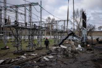 В "Укрэнерго" рассказали, стоит ли готовиться к отключениям электроэнергии этой зимой/Фото: Ed Ram/Getty Images Последствия попадания ракеты по электростанции
