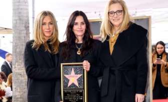 Актриса Кортни Кокс получила звезду на Аллее славы/Фото: Jenniferaniston Кортни Кокс получила звезду на Аллее славы: радостные фото