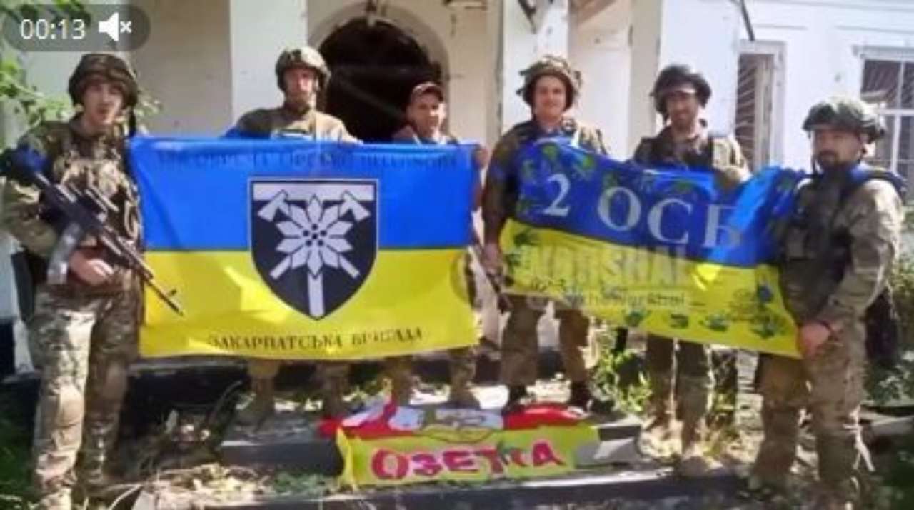 россияне убегали, бросая технику, боеприпасы и оружие россияне убегали, бросая технику, боеприпасы и оружие