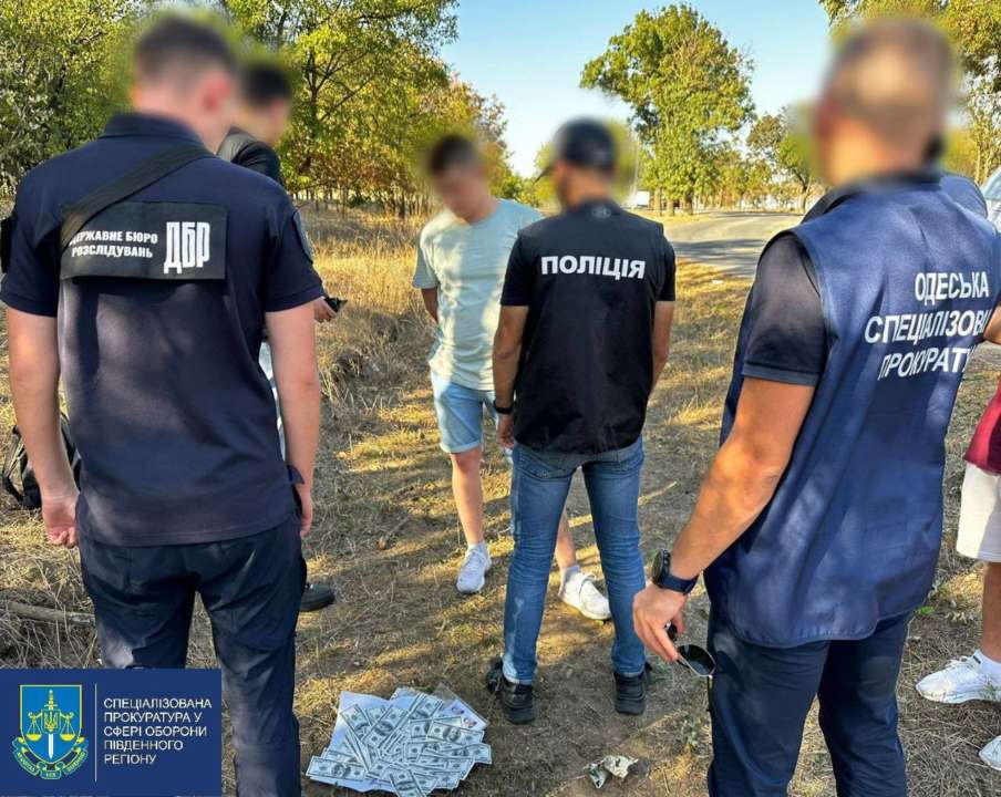 В Одесской области задержали правоохранителя/Фото: Офис Генпрокурора Телеграм В Одесской области задержали правоохранителя: за деньги перенаправлял военнообязанных через границу