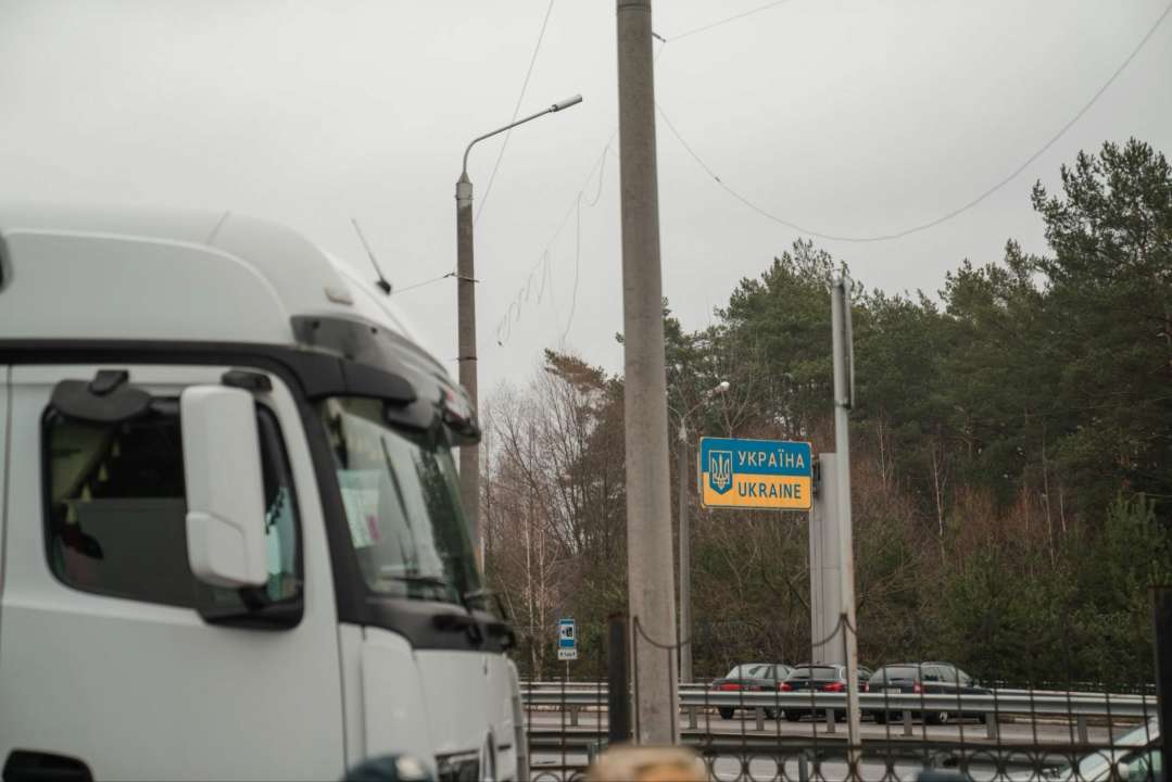 Польські протестувальники та поліція зупиняють автобуси з України/Фото: OlKubrakov/twitter Поляки зупиняють пасажирські автобуси з України – Кубраков