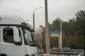 Польські протестувальники та поліція зупиняють автобуси з України/Фото: OlKubrakov/twitter Поляки зупиняють пасажирські автобуси з України – Кубраков