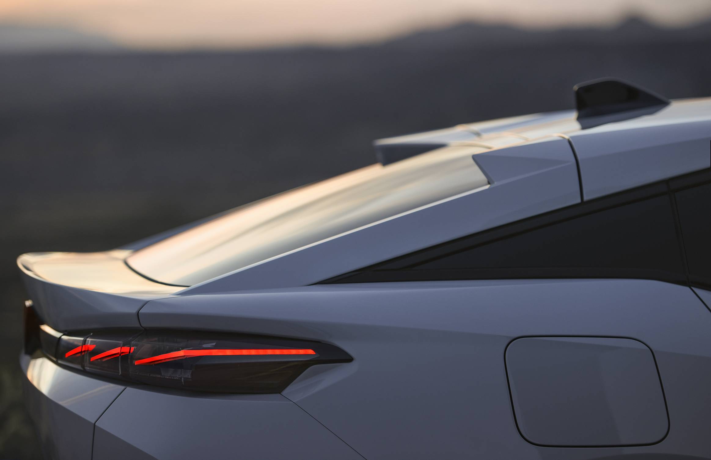 Фото: Peugeot Peugeot представила очень стильный электрический фастбек e-408