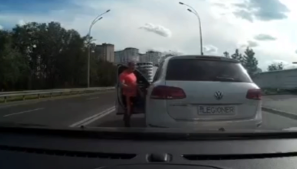 ВИДЕО. В Киеве мужчина посреди дороги напал с битой на людей и автомобиль