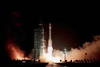 Фото: Getty Images/Автор — Lintao Zhang Rocket Lab запустить японський супутник, який прибиратиме космічне сміття