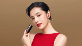 Беспроводные наушники похожи на губную помаду/Фото: Huawei Huawei