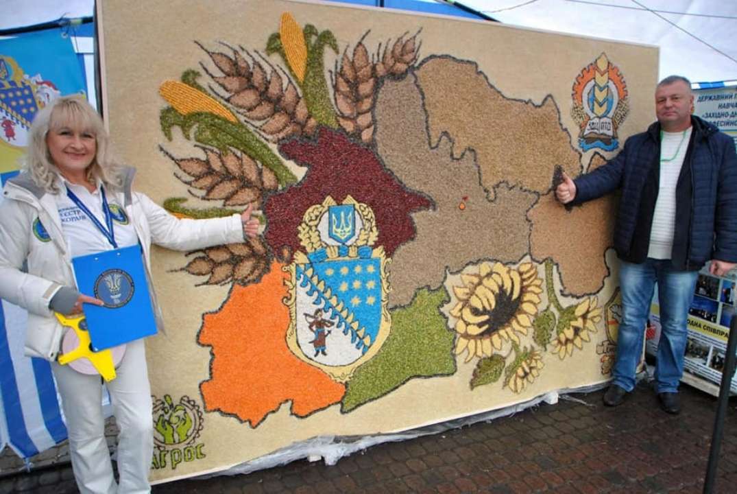 Умельцы создали карту Днепропетровской области из зерна / Фото: Вєтрова Лана