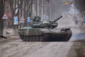 Подоляк рассказал, сколько русских поддерживают убийство украинцев / Фото: Getty Images Танк в Бахмуте