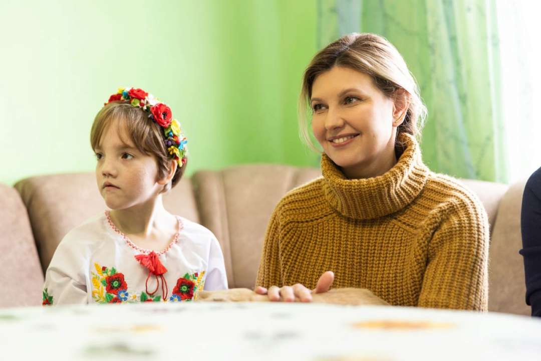 В любимом горчичном свитере и черных брюках: Зеленская показала свой второй выход во Львове