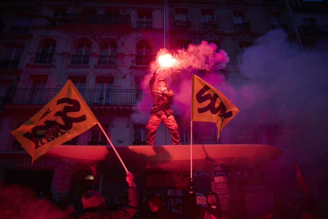 Во Франции протестующие подожгли здание мэрии / Фото: Kiran Ridley/Getty Images Во Франции протестующие подожгли здание мэрии / Фото: Kiran Ridley/Getty Images