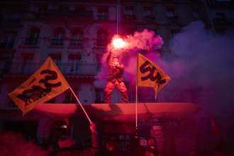 Во Франции протестующие подожгли здание мэрии / Фото: Kiran Ridley/Getty Images Во Франции протестующие подожгли здание мэрии / Фото: Kiran Ridley/Getty Images