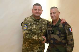 Залужний зустрівся з головою штабу збройних сил Франції, який вперше приїхав до України/Фото: Головнокомандувач ЗСУ/telegram Вперше в Україні: Залужний провів зустріч з головою штабу збройних сил Франції