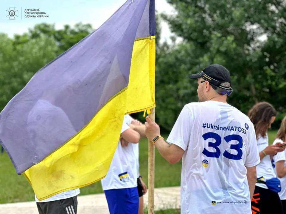 На саммит НАТО прибудет украинское знамя / Фото: МВД, ГПСУ На саммит НАТО доставят флаг Украины из Бахмута