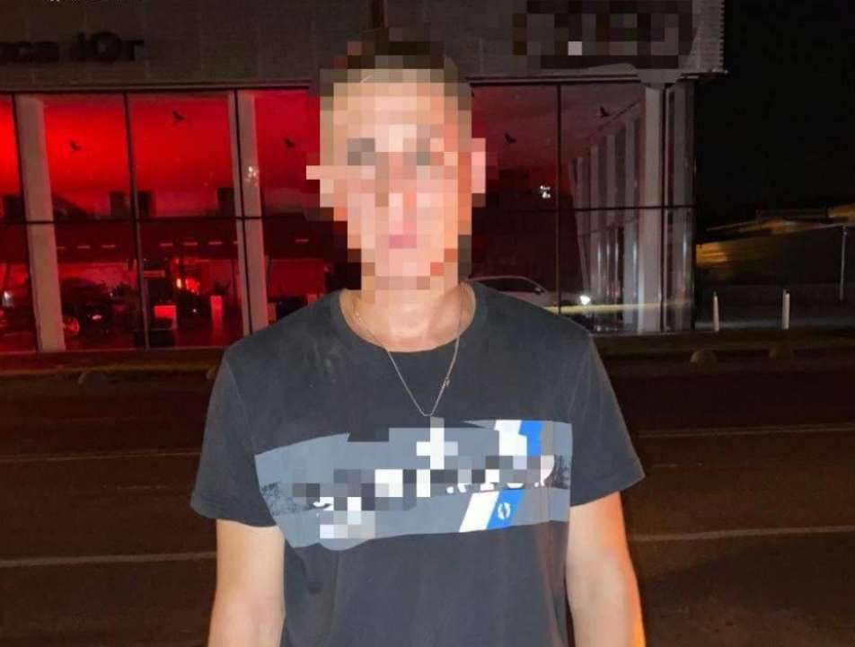 Поліція затримала порушника, що познущався над державним прапором Поліція затримала порушника, що познущався над державним прапором