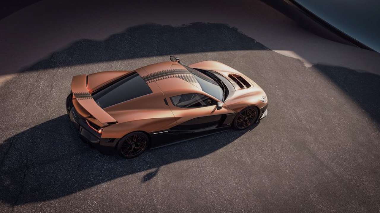 Rimac представила лимитированную Nevera по случаю своего 15-летия/Фото: Rimac Rimac по случаю своего 15-летия представила потрясающую медную Nevera