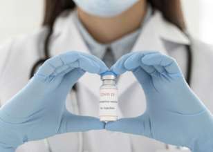 Фото: Freepik У ВООЗ схвалили використання вакцини AstraZeneca для старшої вікової групи